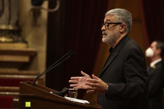 Portavoz de la CUP, Carles riera, en el ple del Parlament - Sergi alcàzar