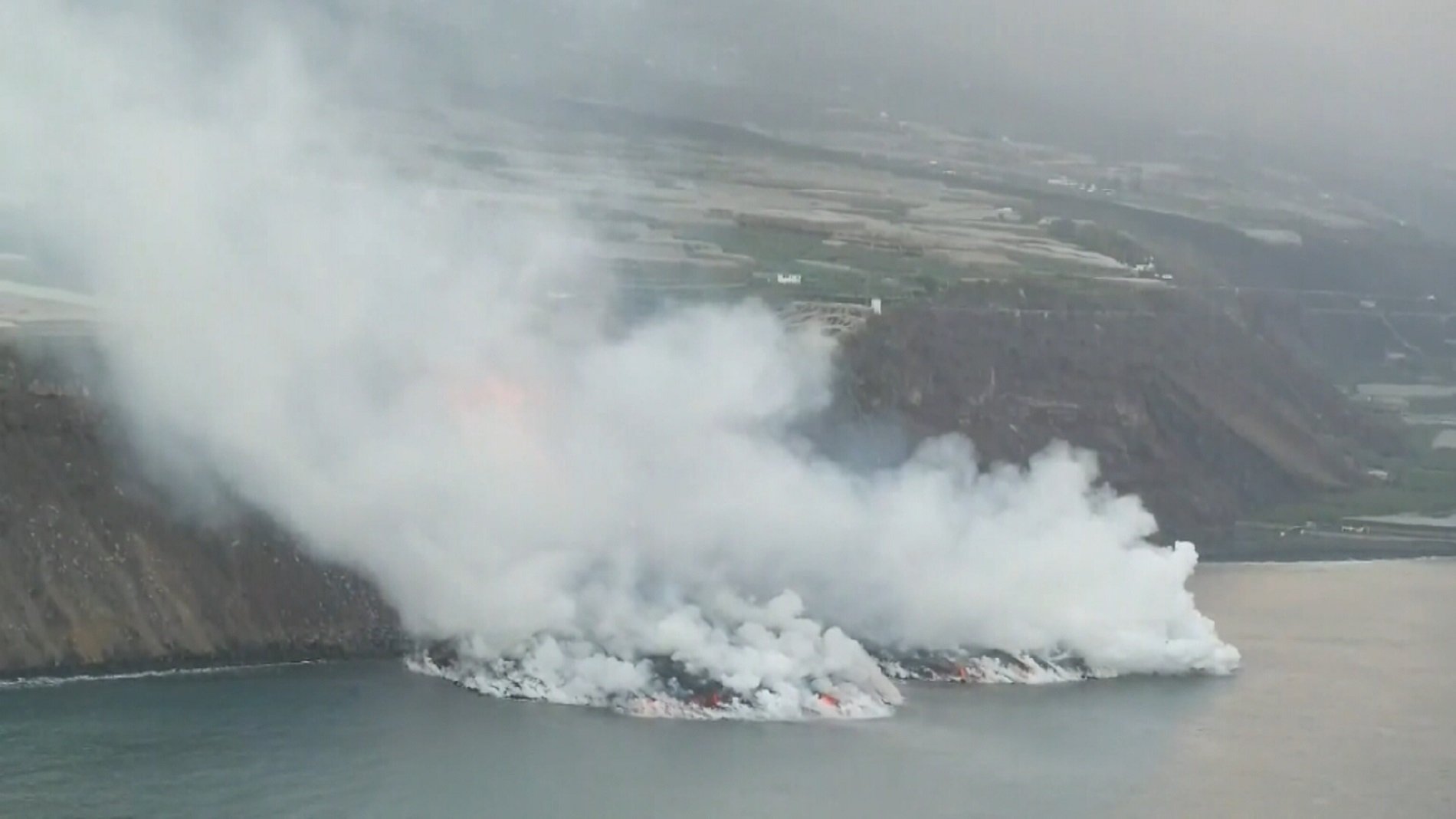 La lava del volcán de La Palma entra en contacto con el mar