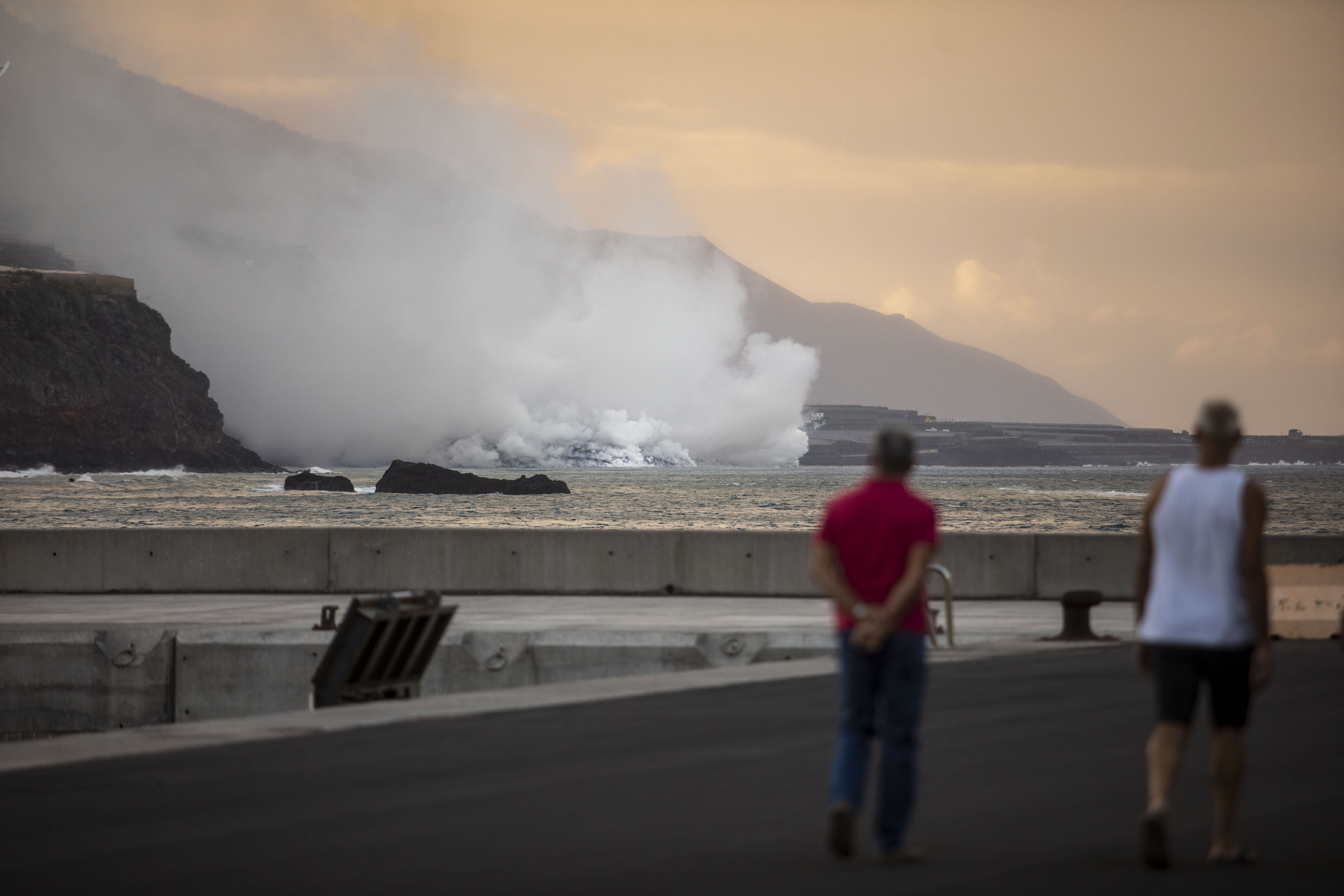 La colada del volcán forma un delta de lava que gana terreno al mar