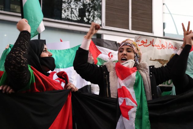 Mujeres se manifiestan en la puerta de la embajada de Marruecos miedo el Sahara occidental / ACN