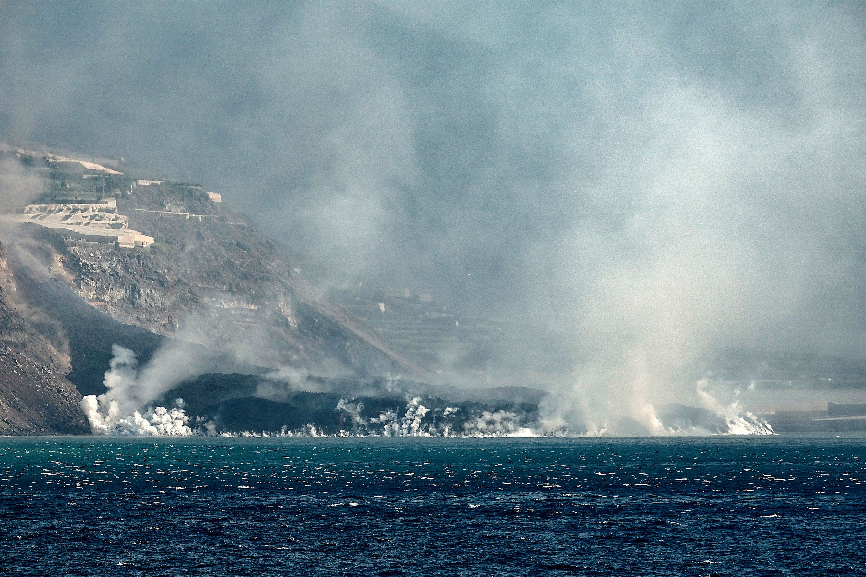 La darrera colada del volcà de La Palma es dirigeix al mar