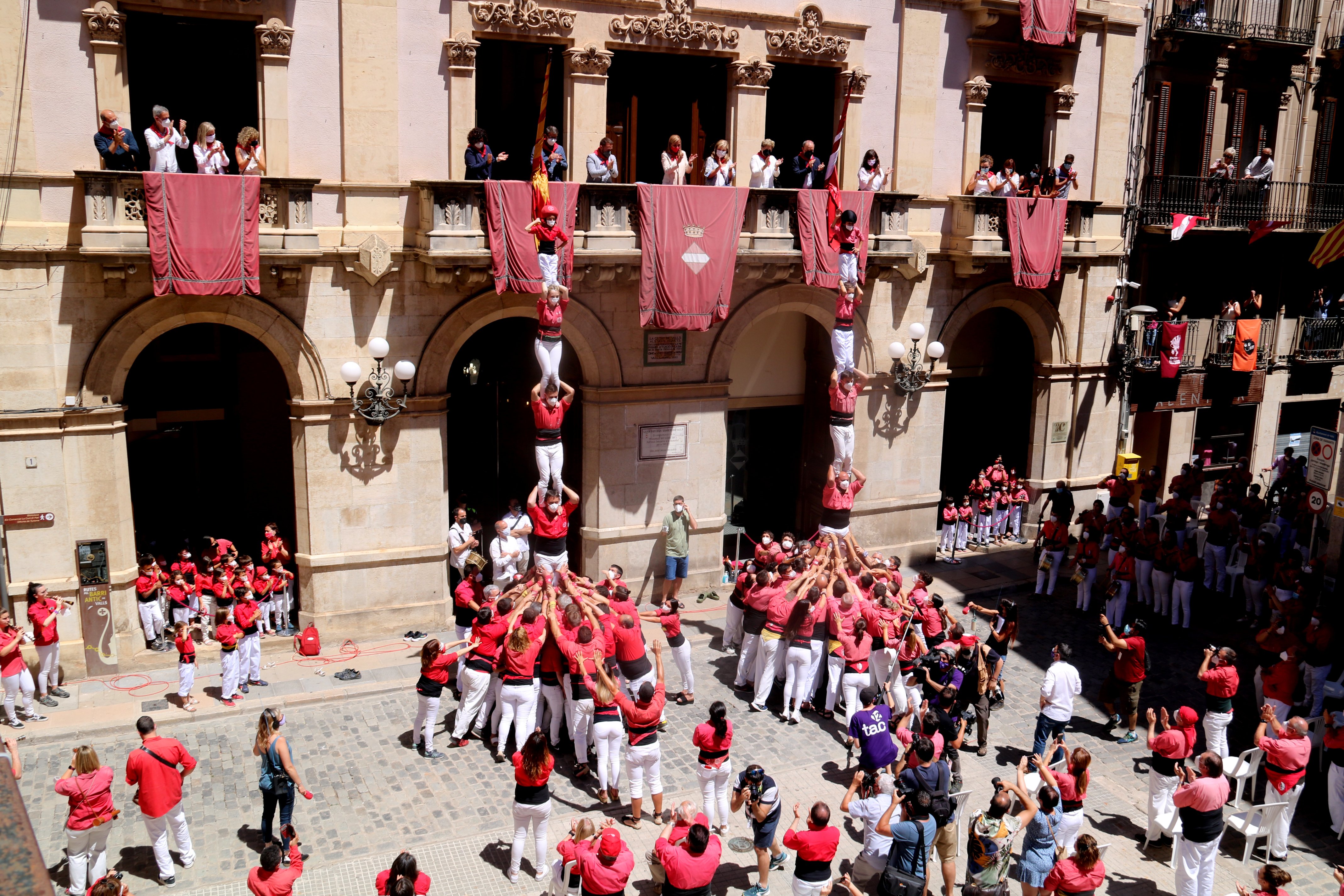 foto colla castellera colla vella i joves dels xiquests de valls