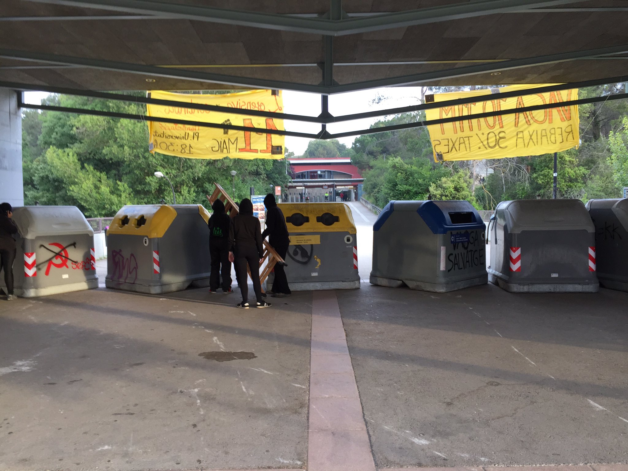 Estudiants de la UAB tallen l'accés al campus en la primera jornada de vaga
