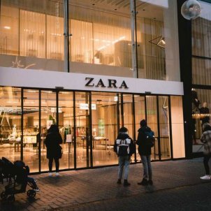 Zara reinventa el traje chaqueta de mujer para el verano