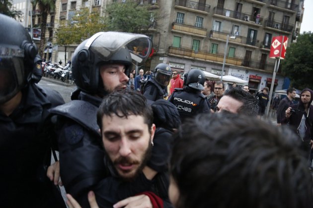 cargas policiales 1 de octubre - sergi alcazar