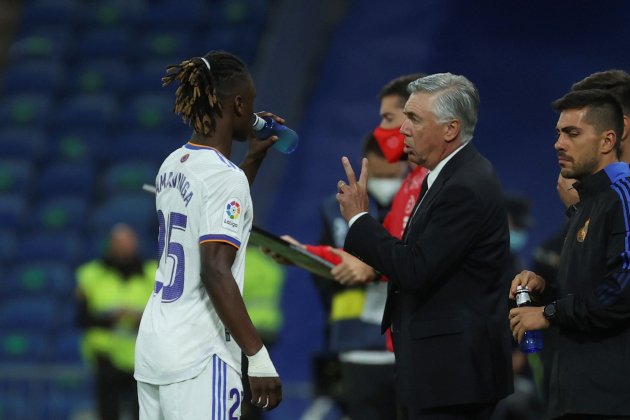 Carlo Ancelotti y Camavinga en el Real Madrid / Foto: EFE