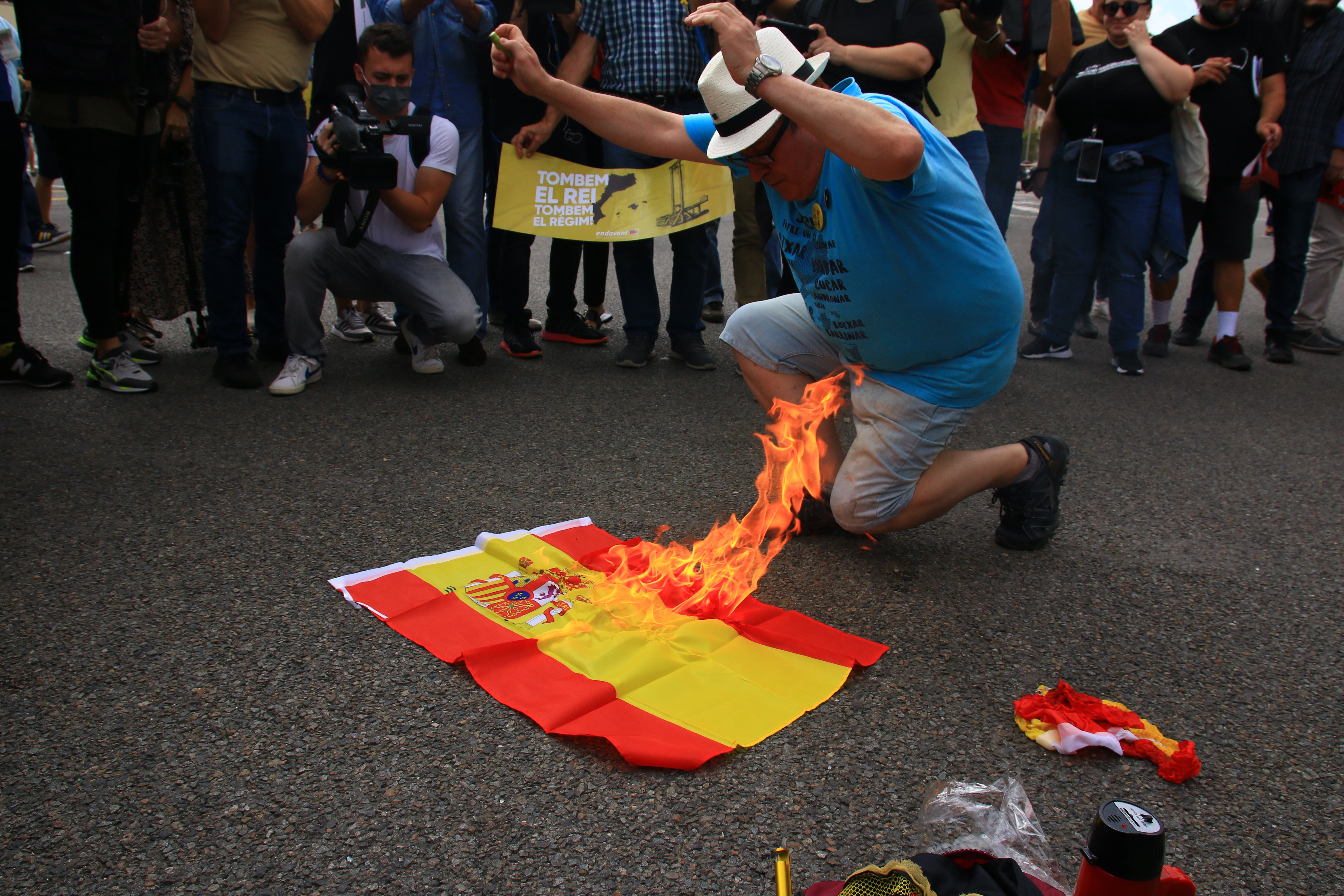 Identificado por los Mossos el autor de la quema de la bandera española en Barcelona