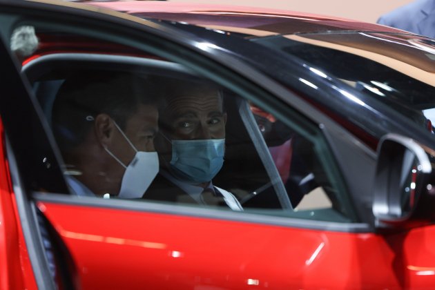 Rey Felipe VI subido coche junto al presidente del Gobierno, Pedro Sánchez, Salón del automovil Barcelona 2021 - Sergi Alcàzar