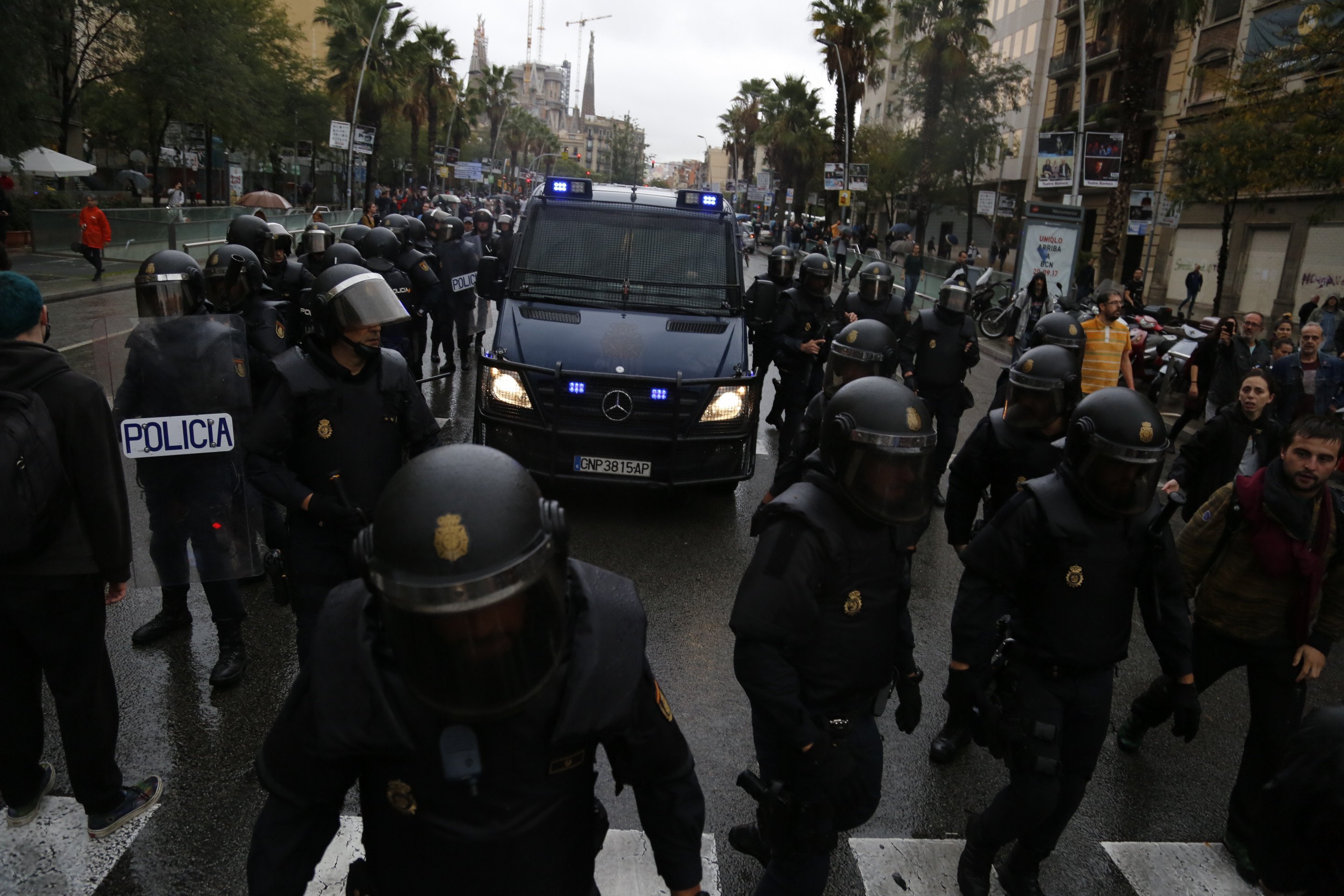 Òmnium, l'ANC i Irídia recorreran l'amnistia per als 46 policies investigats per les càrregues de l'1-O