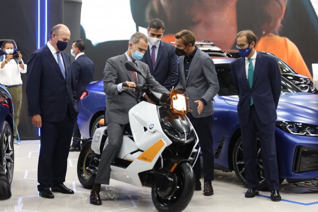 Felipe en moto cono traje y corbata Salón Automóvil Barcelona Sergi Alcàzar