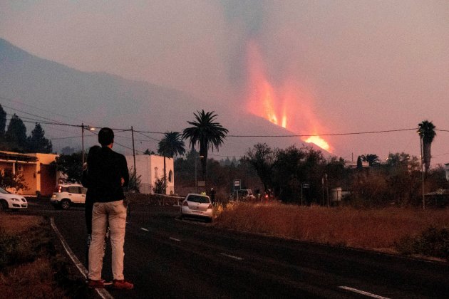 hombre volcan La Palma lava / Efe