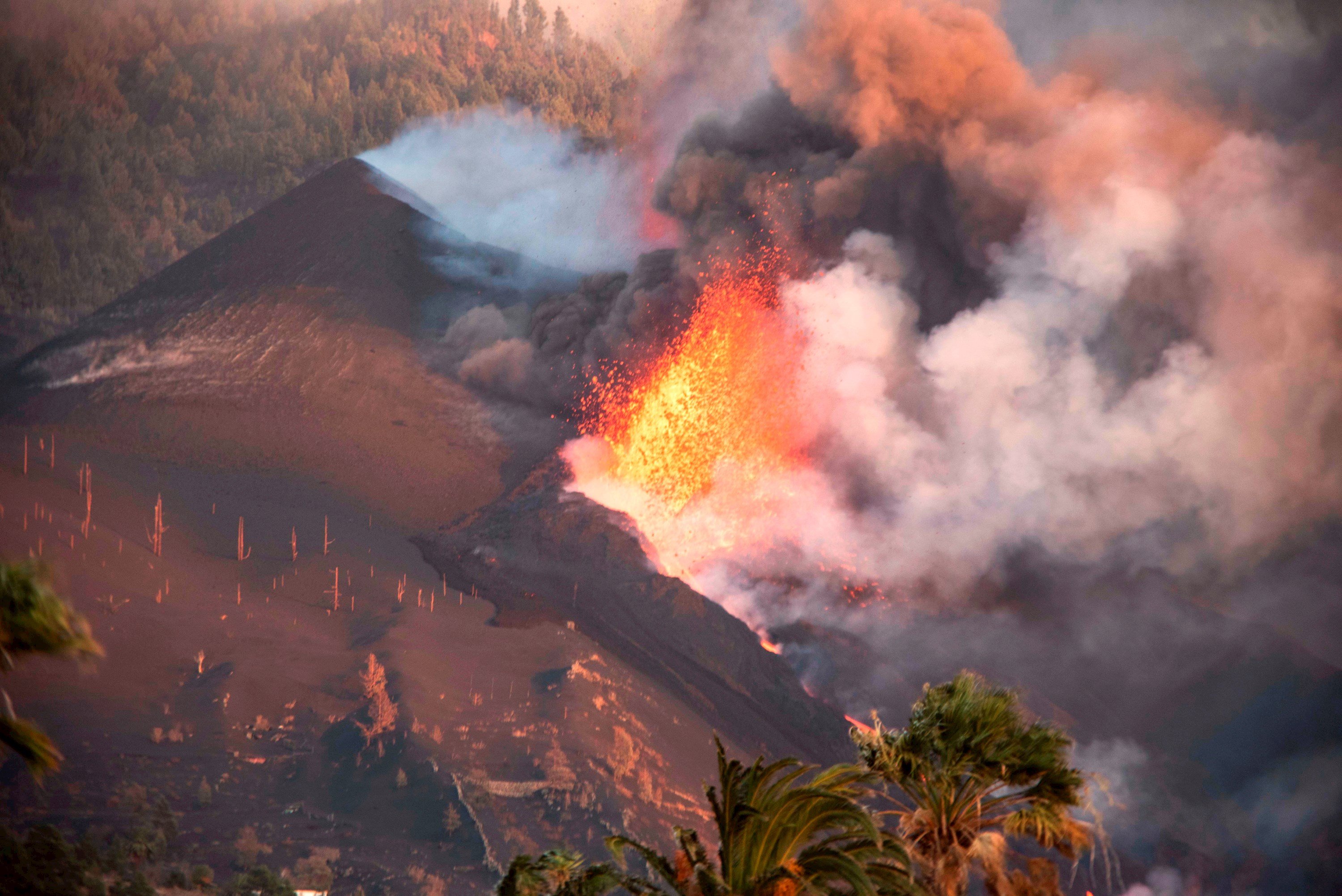 S'obre una nova boca al volcà i la lava discorre per un nou camí