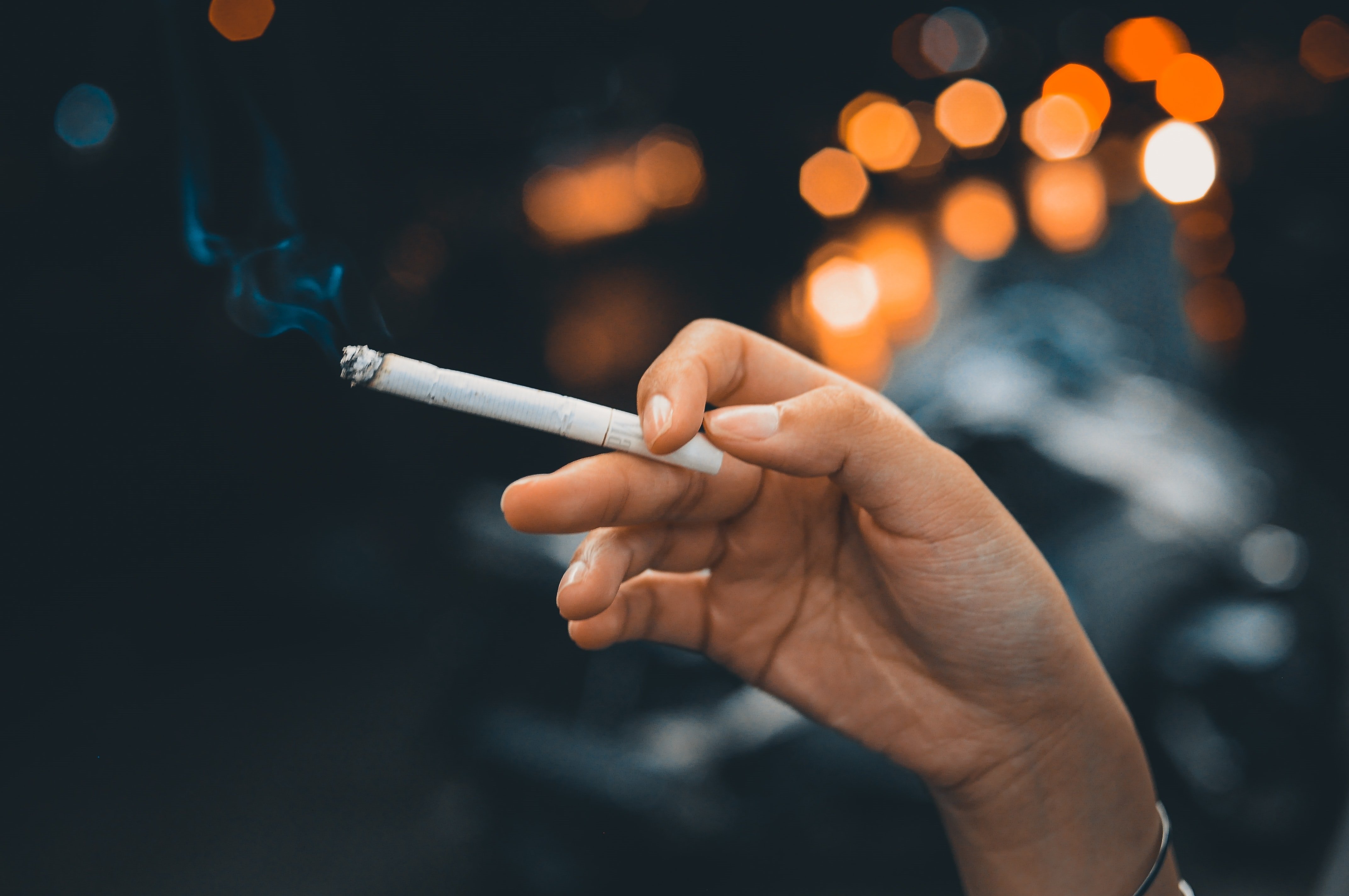 Sanidad planea prohibir fumar en las terrazas y accesos a edificios públicos