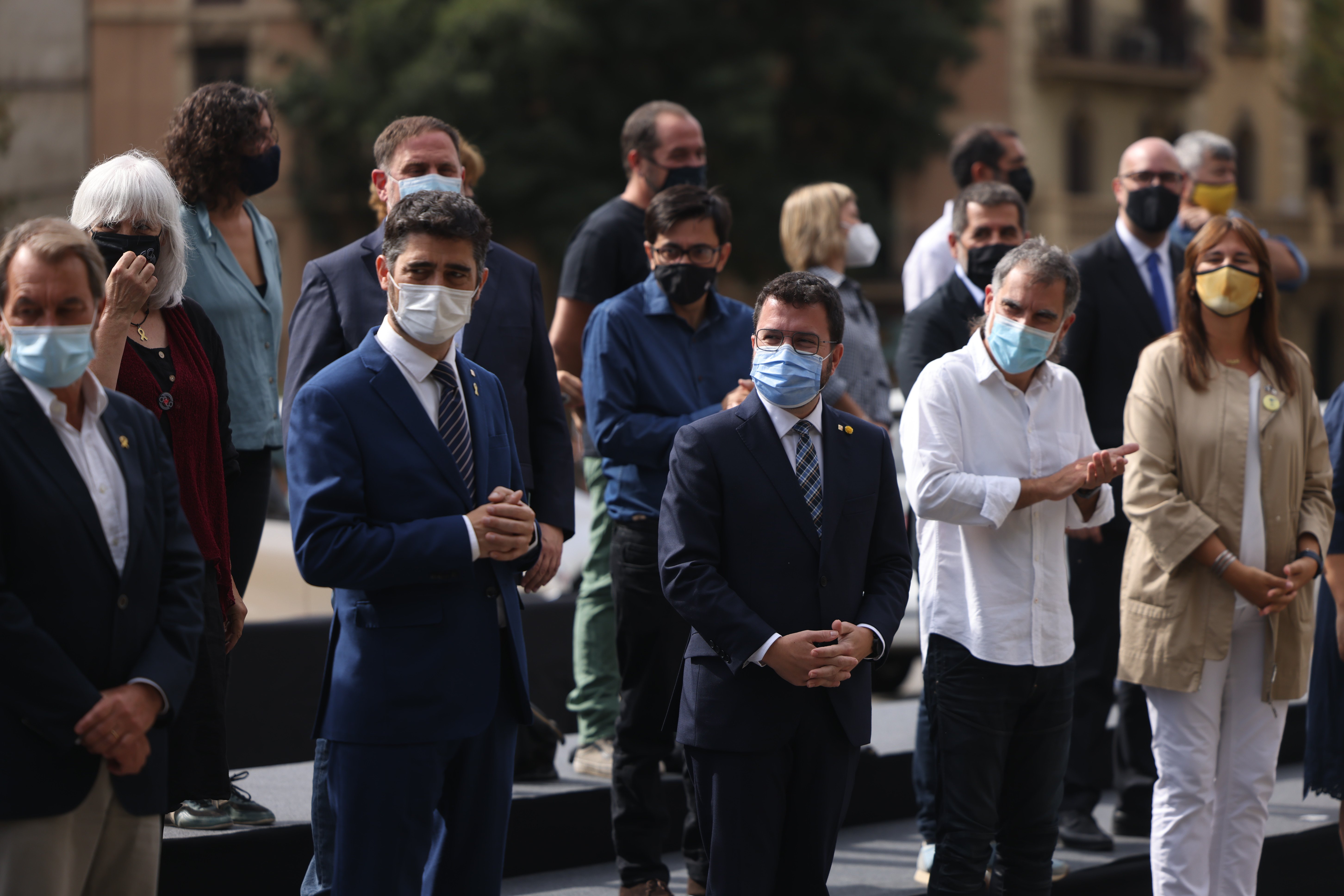 Acte Òmnium 1-O. Aragonès, Junqueras, Elisenda Paluzie, Jordi Cuixart, Jordi Puigneró, foto familia - Sergi Alcàzar