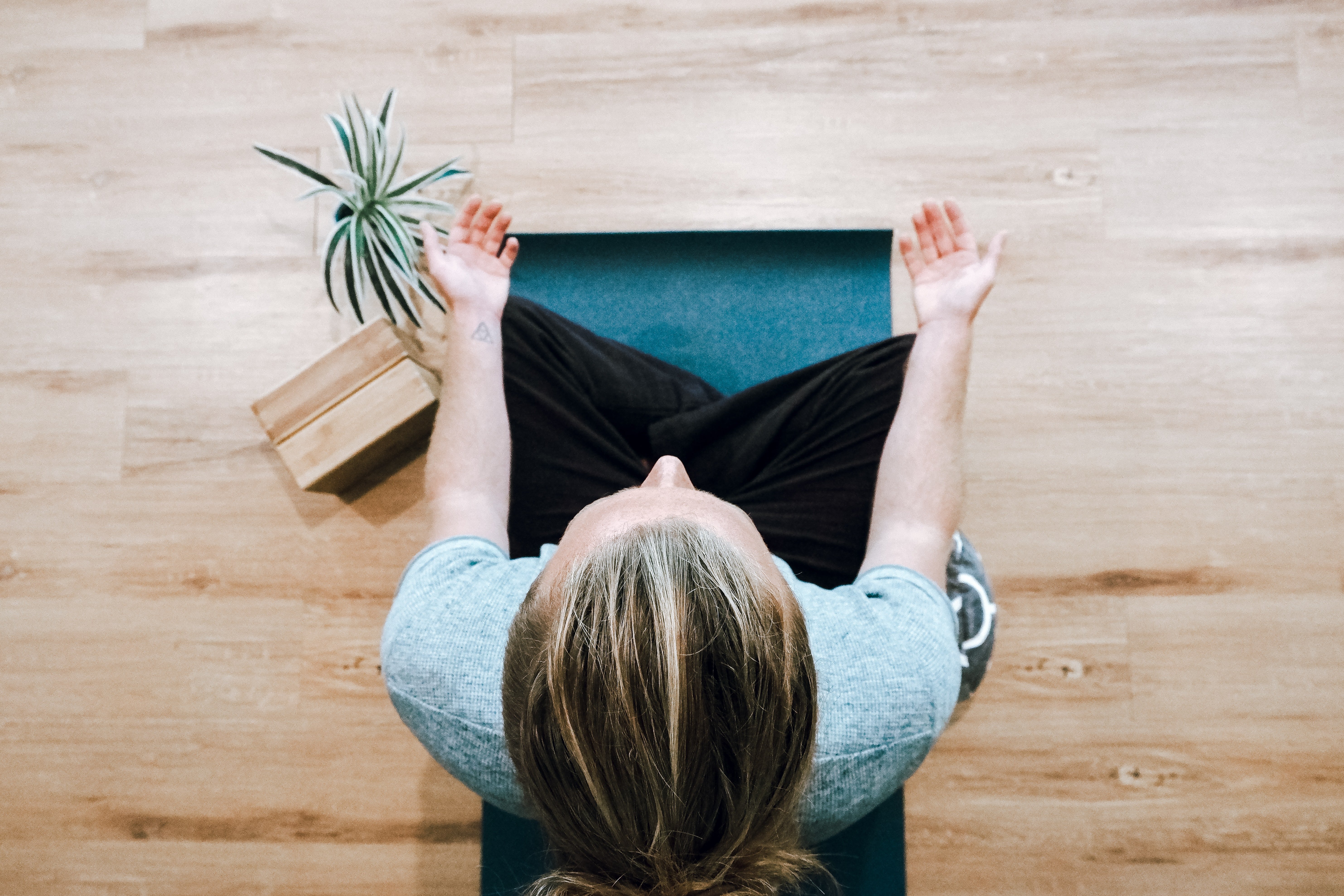 Mujer meditando