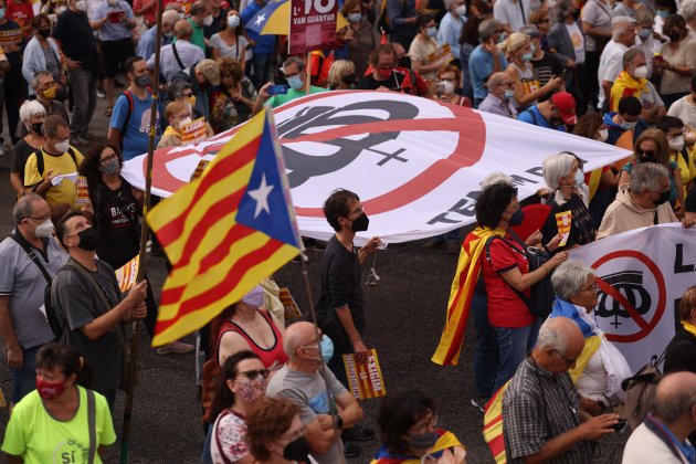 pancarta corona manifestacion 3 octubre 2021 Sergi Alcàzar
