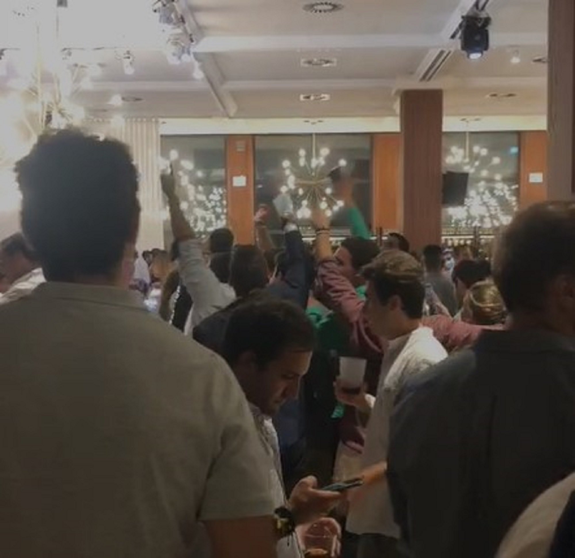 VÍDEO | Festa descordada del PP en un local a València: "Puigdemont, a prisión"