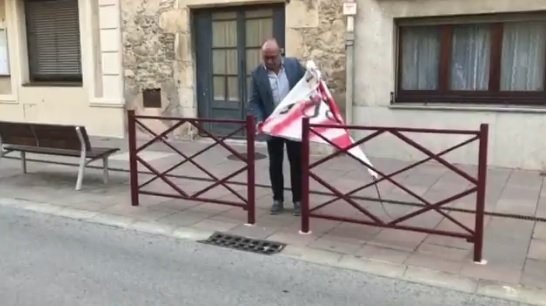 EuropaPress regidor cs sarria ter girona enrique porcar retirant pancarta terra