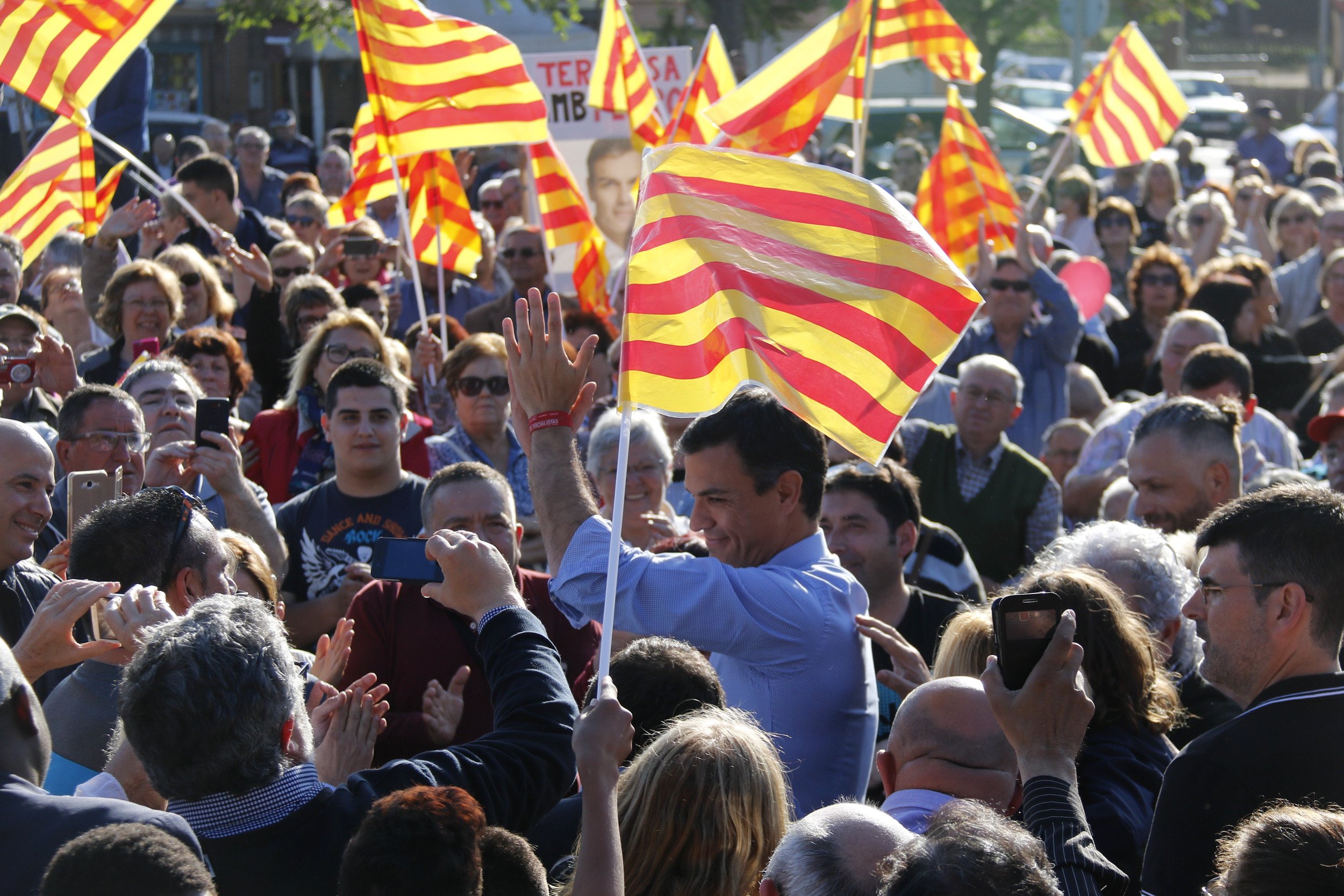 Pedro Sánchez pide a los socialistas catalanes "rescatar al PSOE" del PP