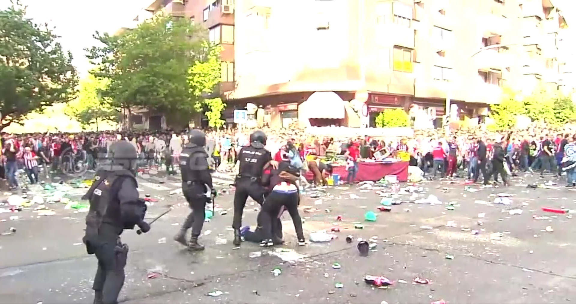 Onze seguidors de l'Atlètic, ferits en càrregues policials abans del partit contra el Madrid
