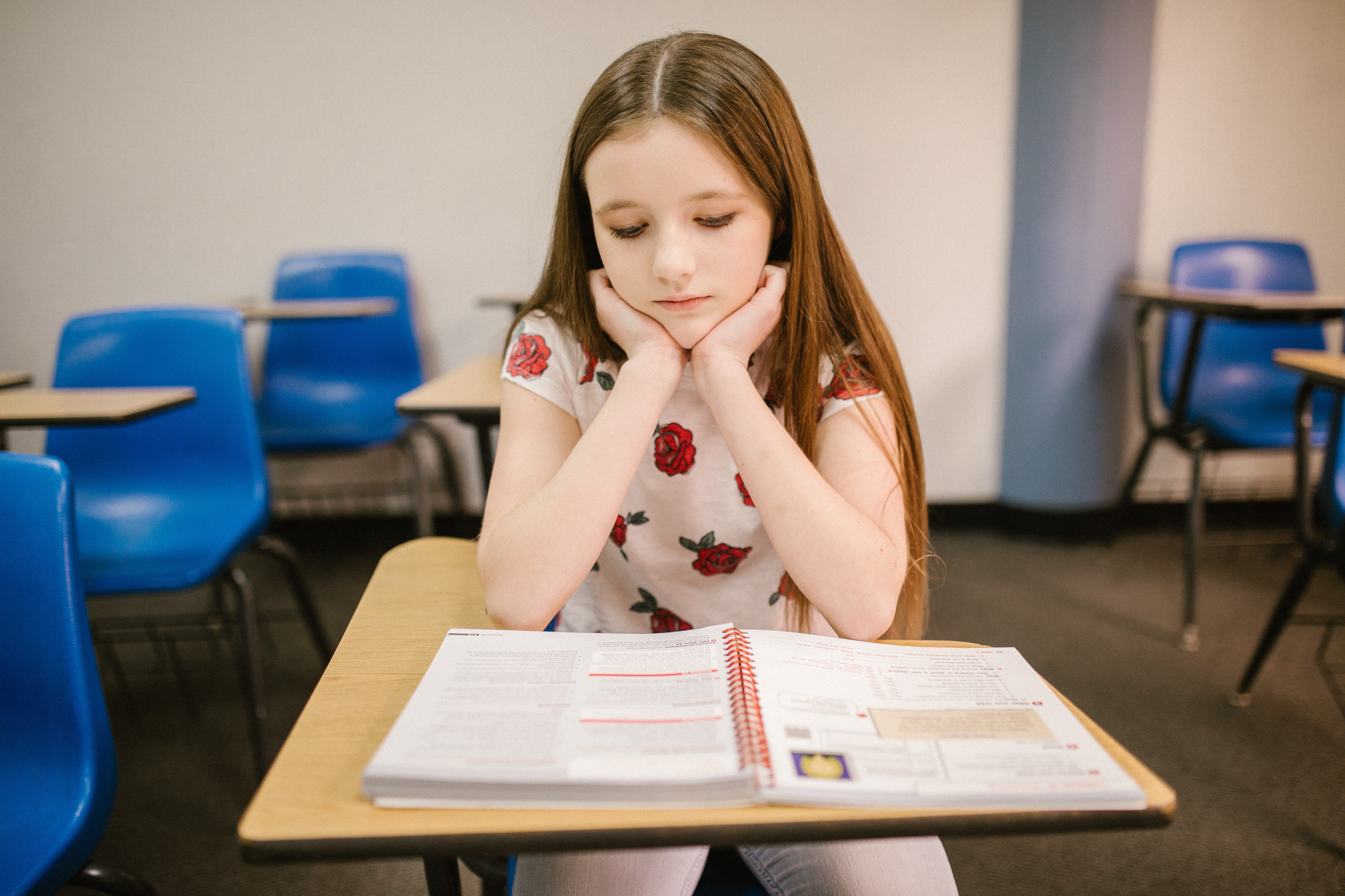 Niña estudiant