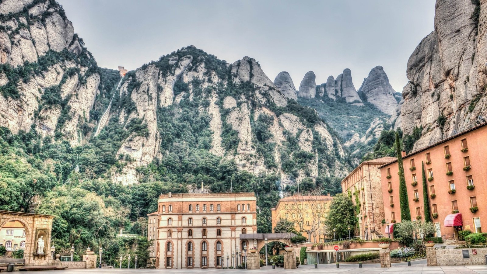 Descubre la magia de Montserrat y alójate en sus alrededores