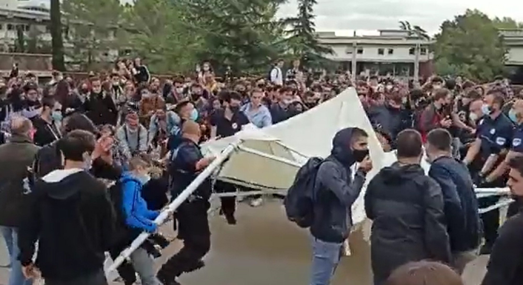 VÍDEO | Protesta a la UAB per una carpa de joves unionistes