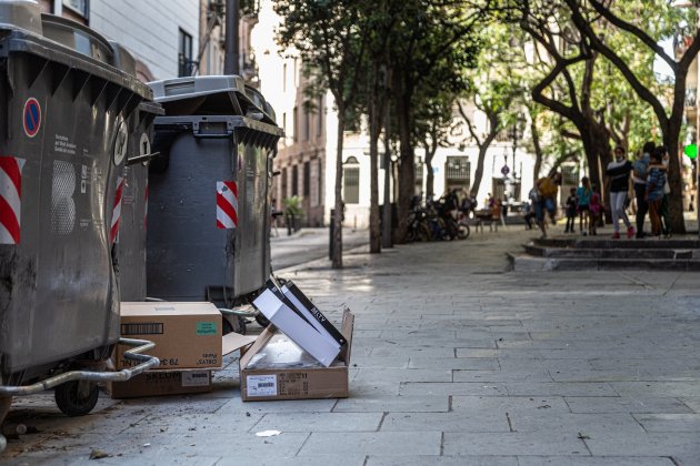 BASURA - Contenedores en la calle Tras de Sant Miquel - Montse Giralt