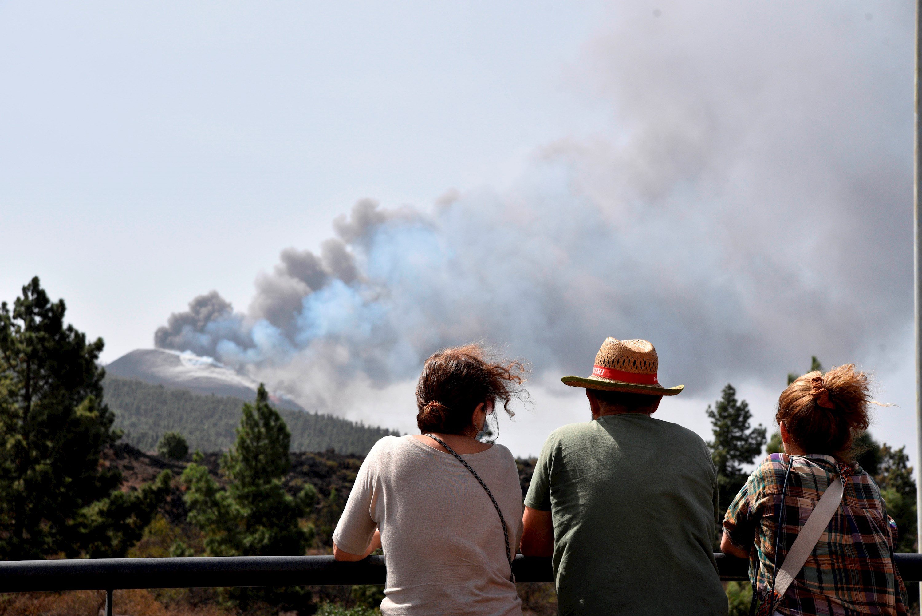 La nube de ceniza del volcán de La Palma obliga a suspender algunos vuelos