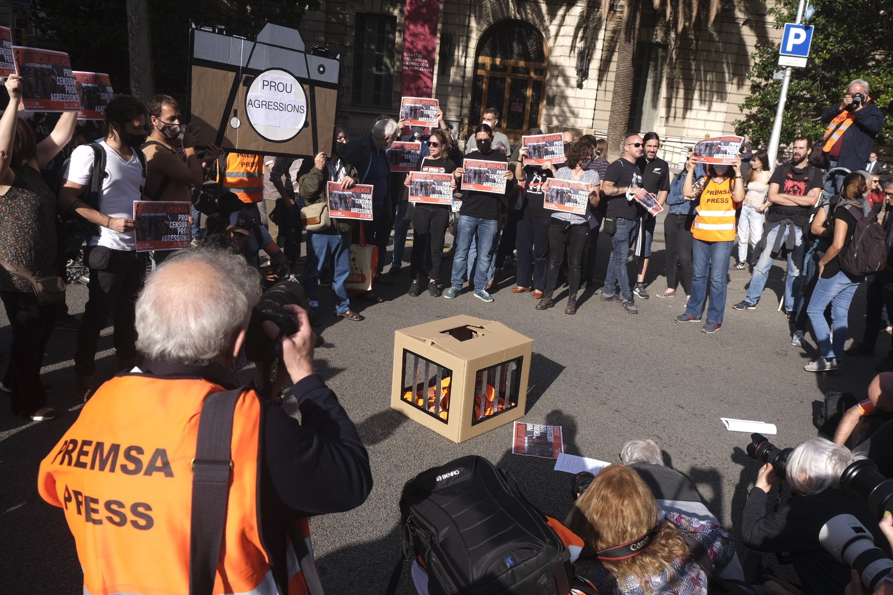 Concentració per protestar pel judici a un fotoperiodista