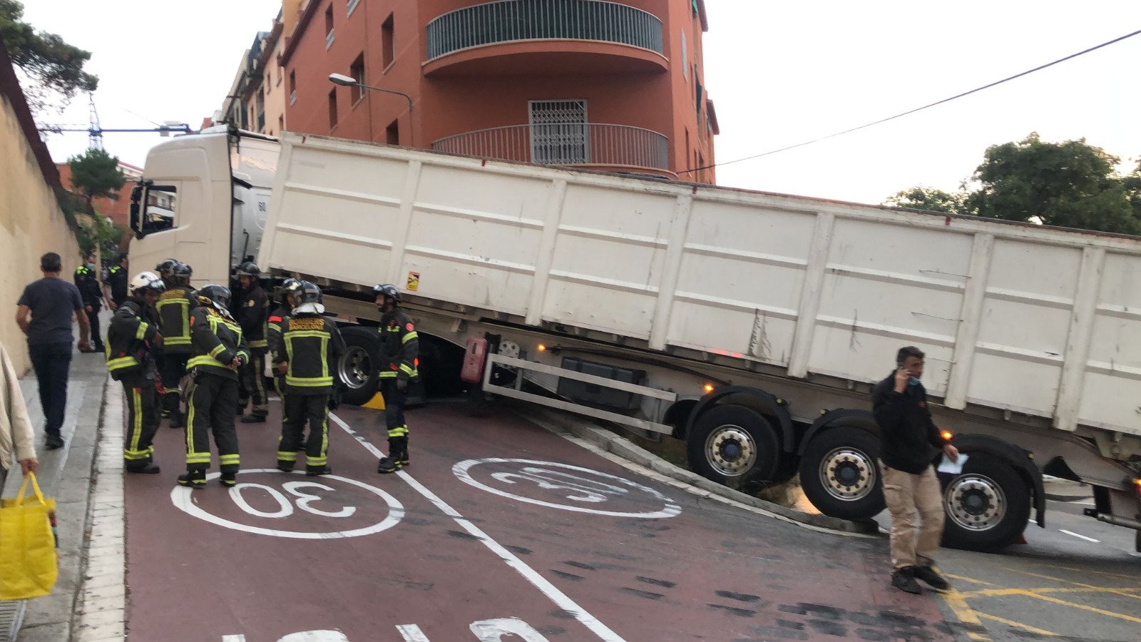 Un camión articulado encalla en el barrio del Coll por culpa del GPS