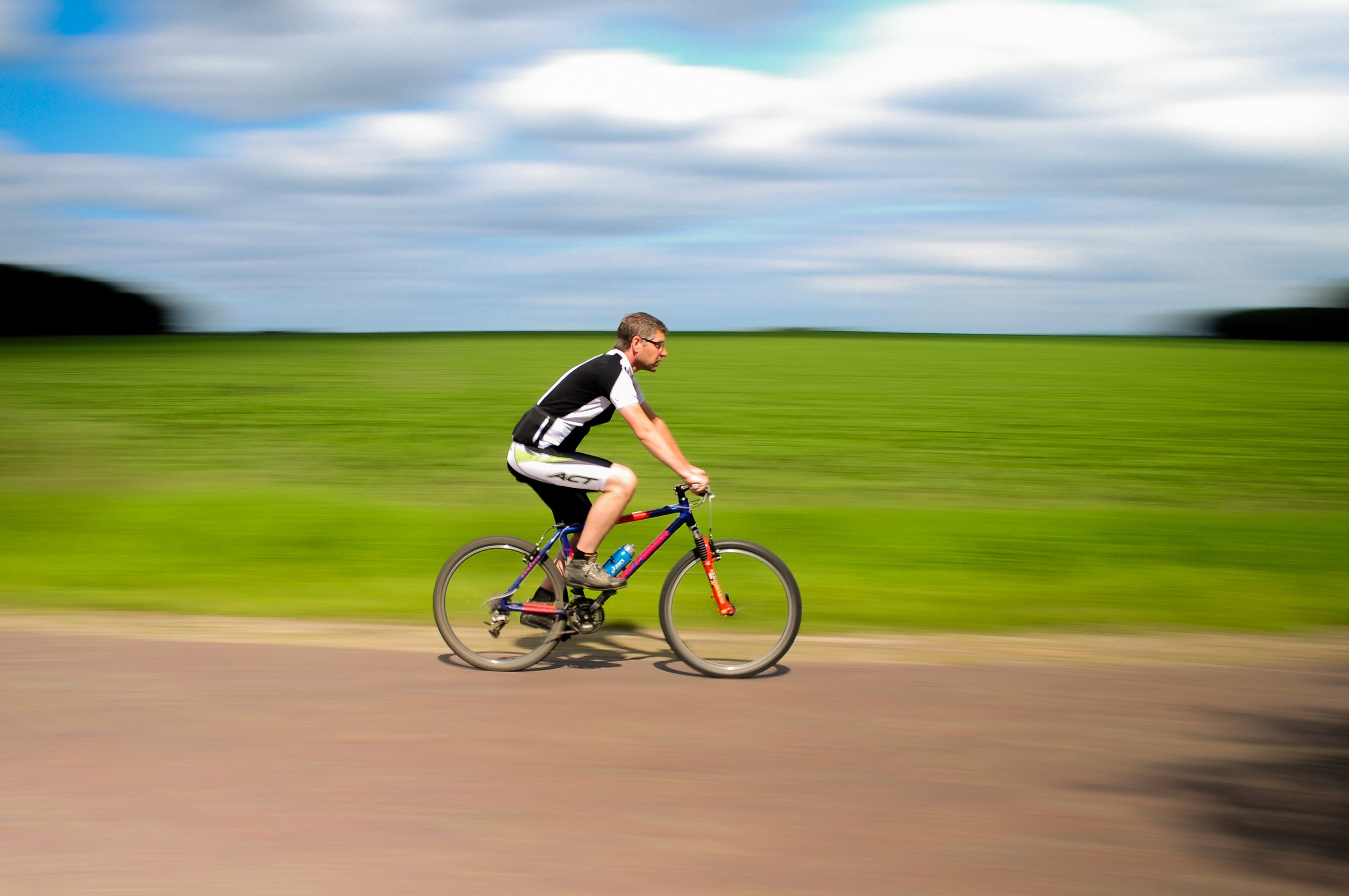 Hombre en bici