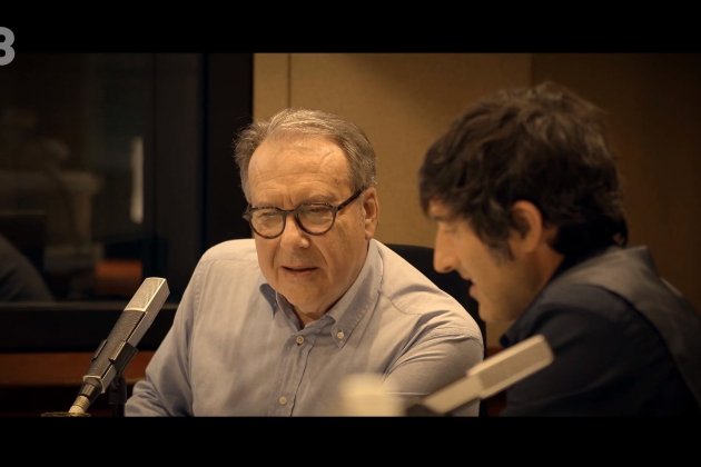 Josep Cuní viendo vídeos antiguos suyos de Catalunya Radio años 80 TV3