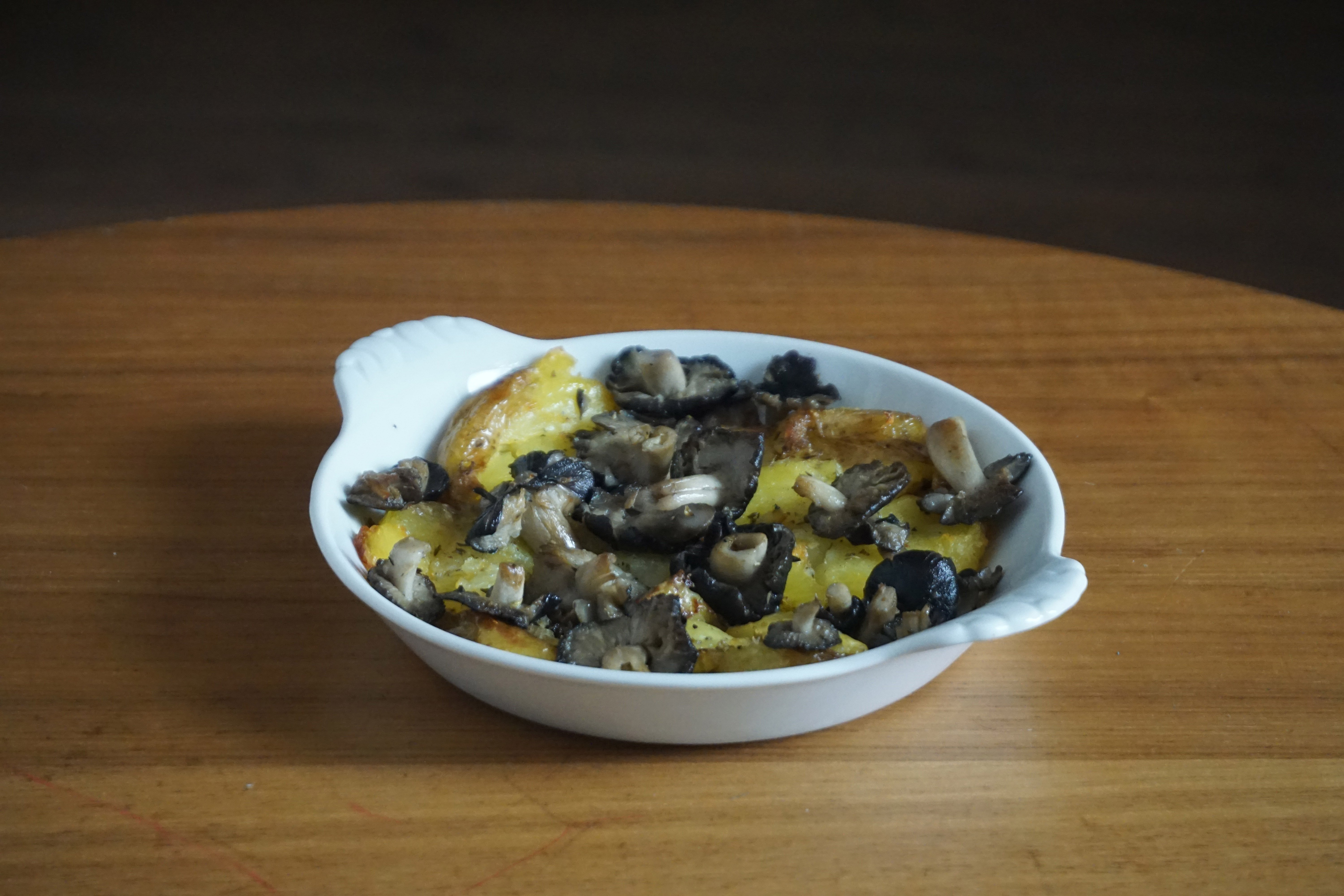 Auténticas patatas aplastadas con negrillas