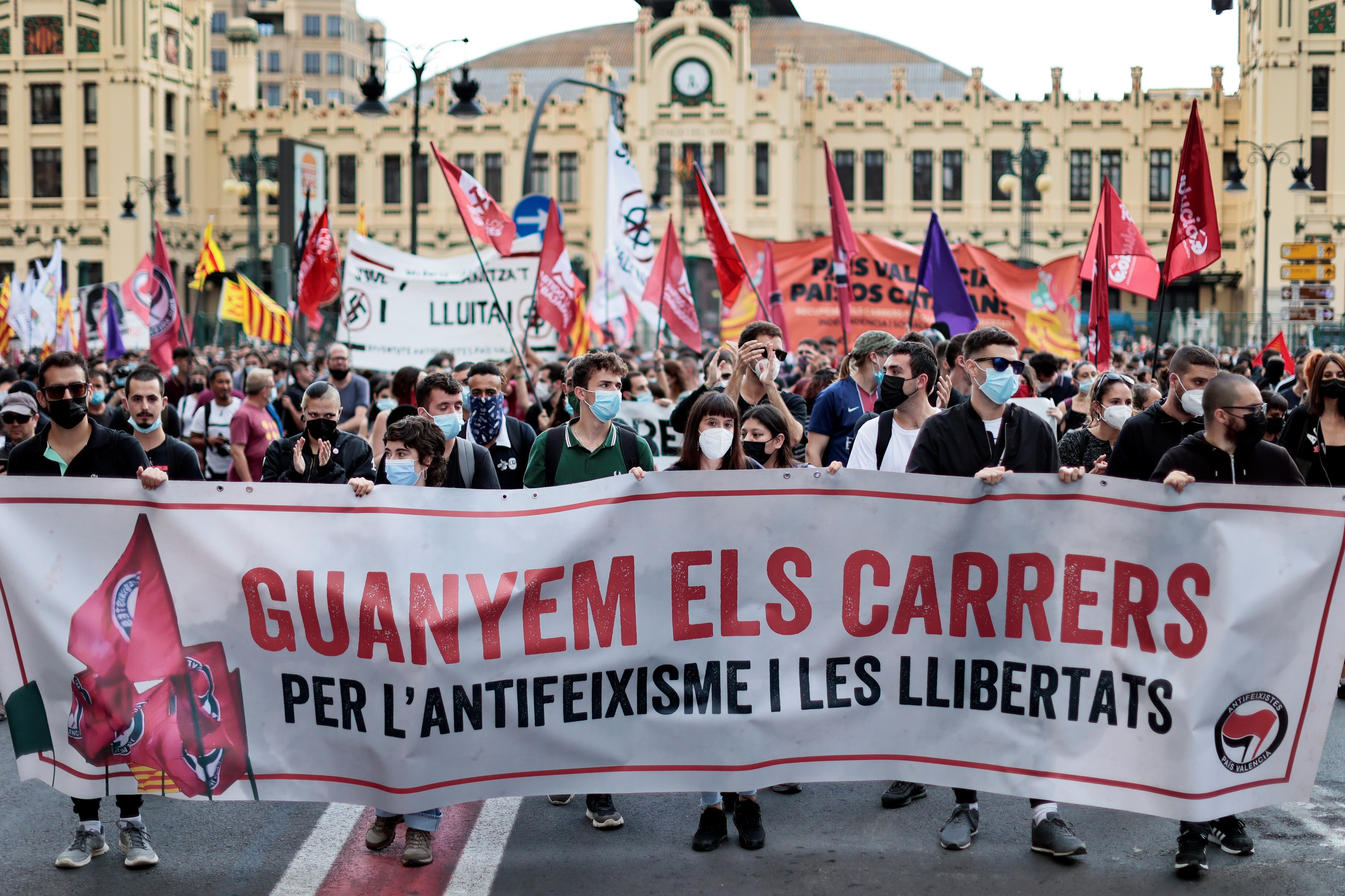 Milers de persones en la marxa del 9 d'octubre a València