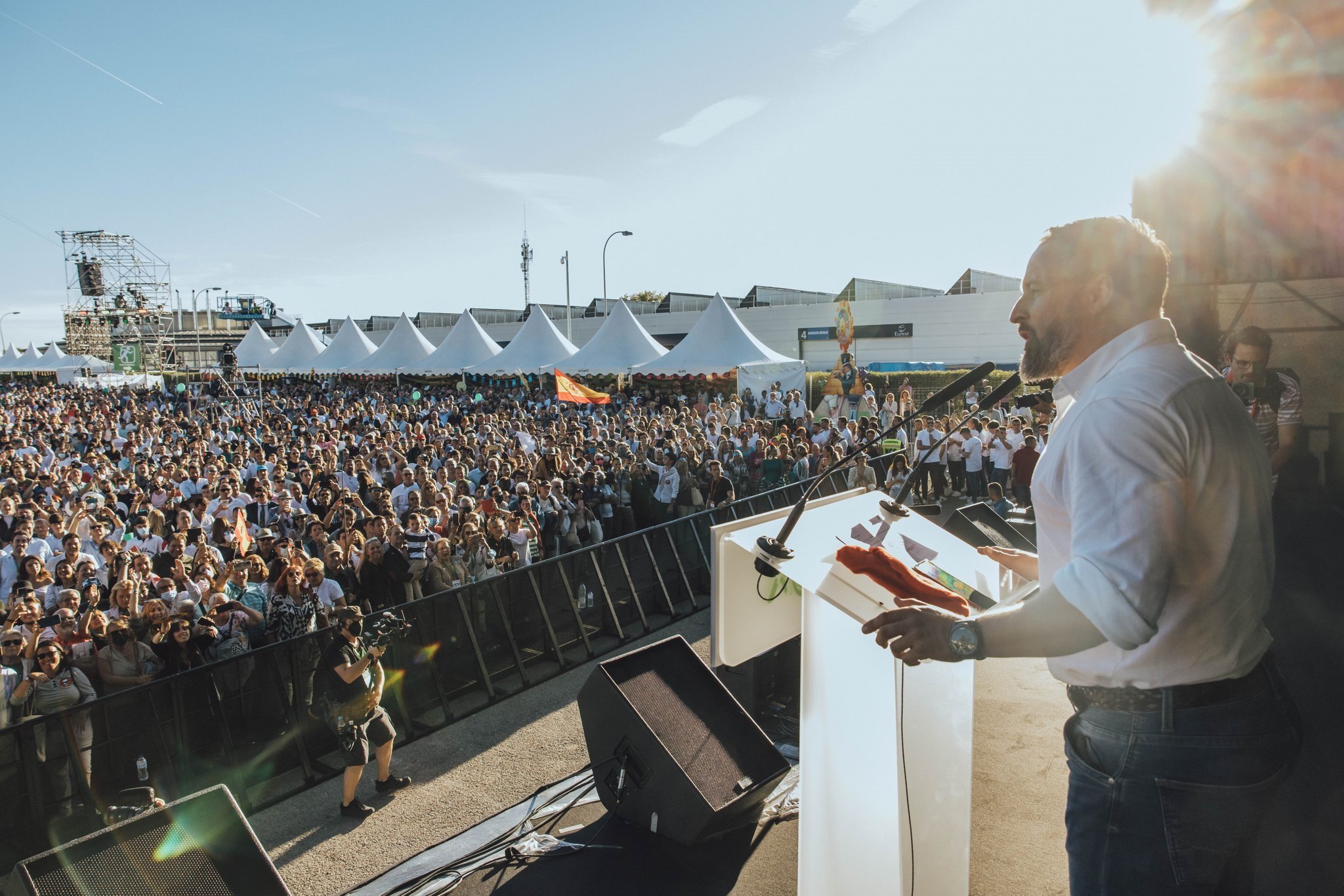 La Companyia Elèctrica Dharma contra Vox: posen la seva música en ple míting