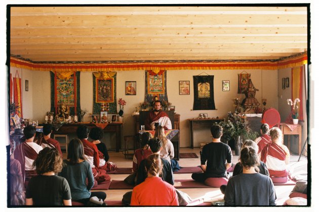 El Lama Norbu dirigeix una meditació matinal 