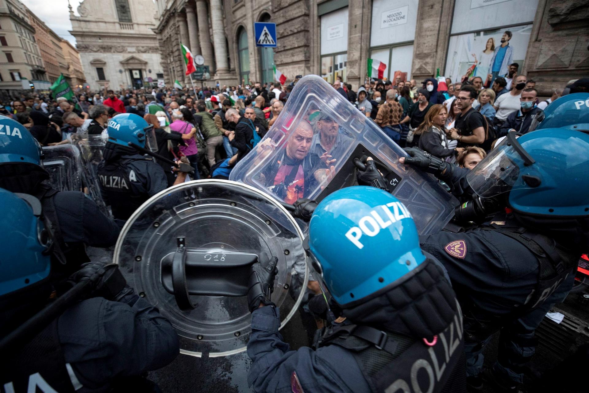 Batalla campal en Roma: antivacunas y fascistas asaltan al principal sindicato