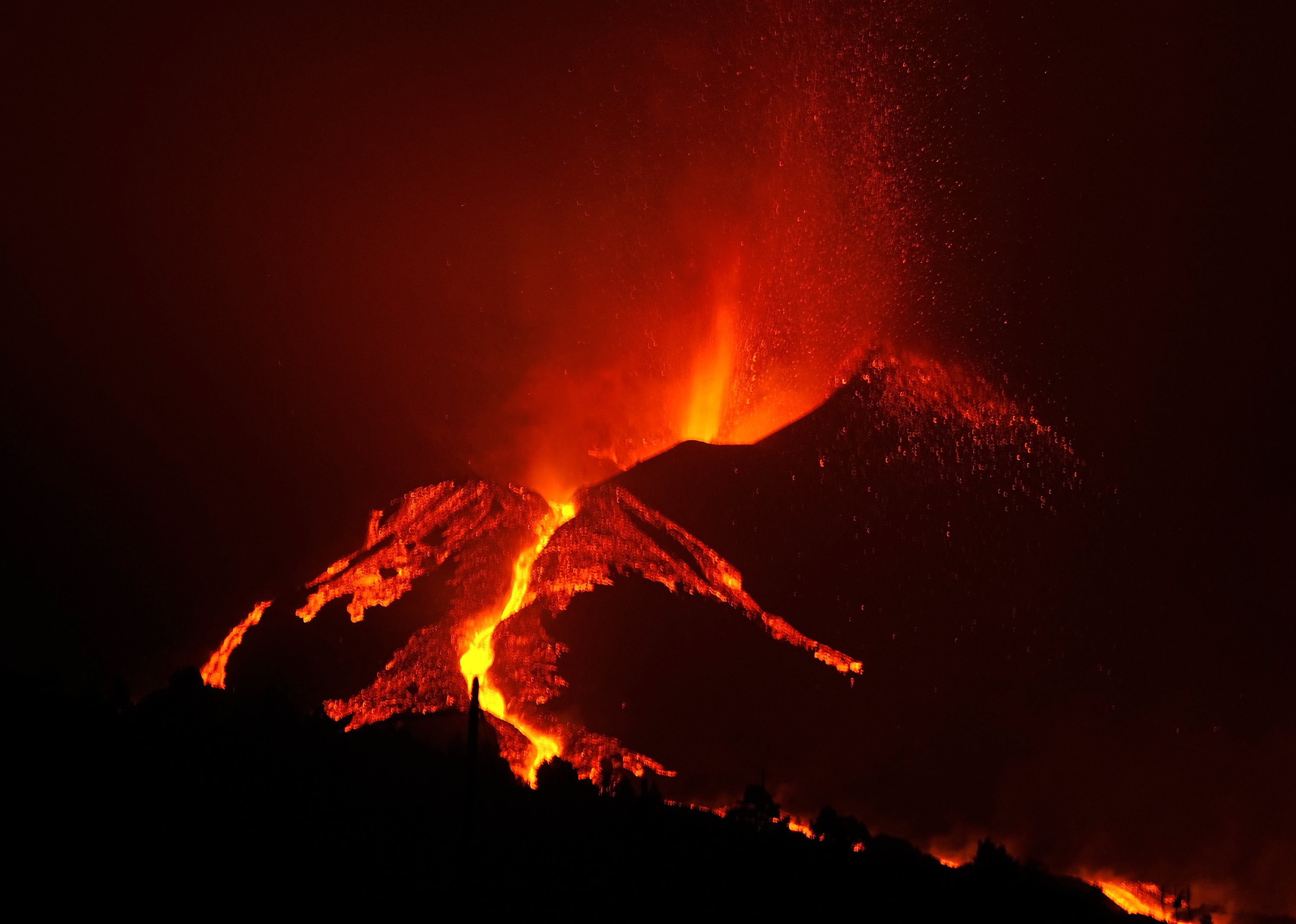 Tres semanas de erupción, el drama de La Palma: más lava, más seísmos, más daños