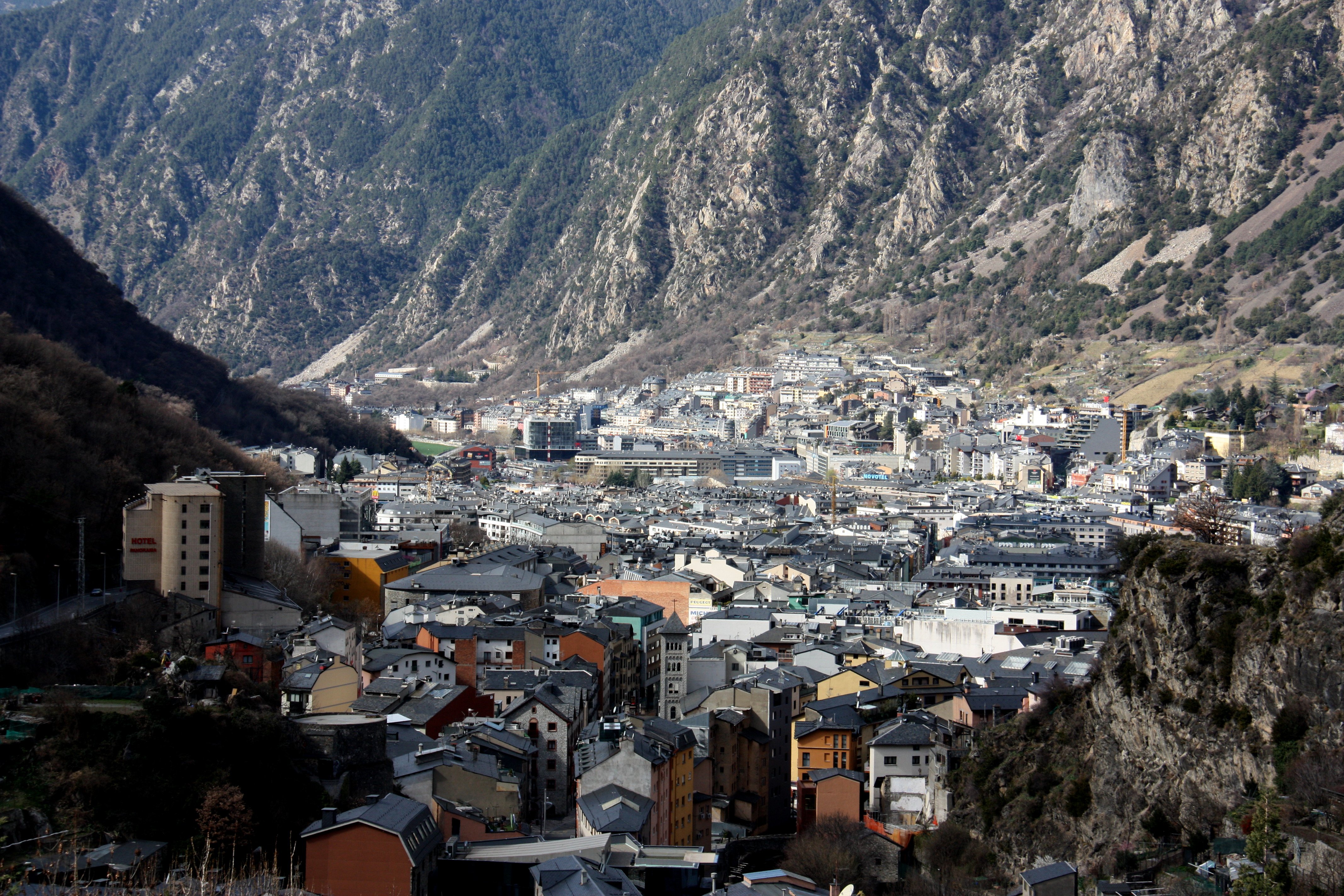 Patronal i hotelers d'Andorra recelen del pla per demanar el català per obtenir la residència