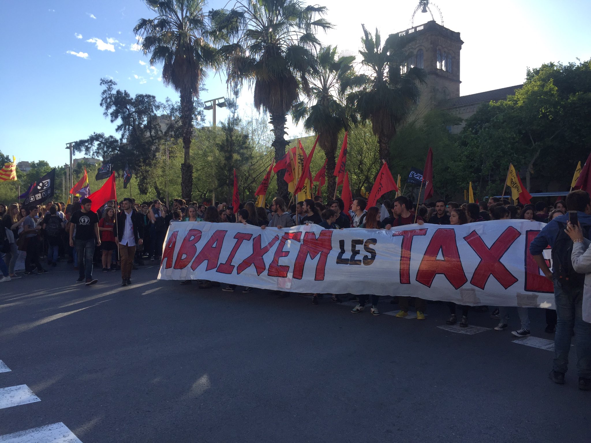 Uns 800 estudiants es manifesten a Barcelona contra les taxes universitàries