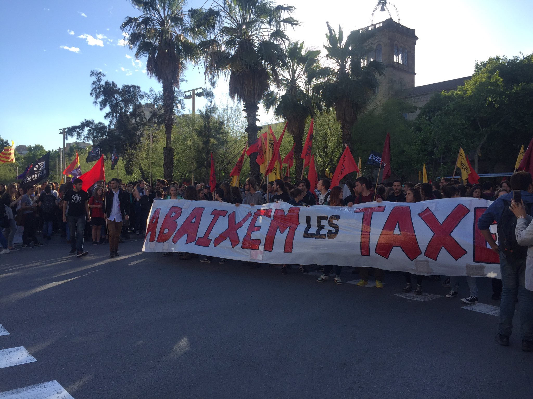 Unos 800 estudiantes se manifiestan en Barcelona contra las tasas universitarias