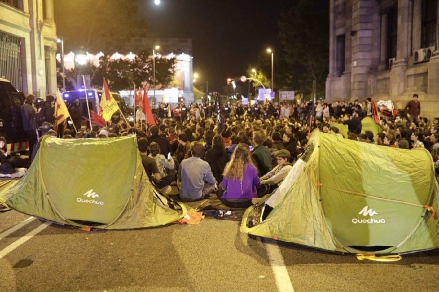 Més d'un centenar d'estudiants tallen la Via Laietana durant més de quatre hores