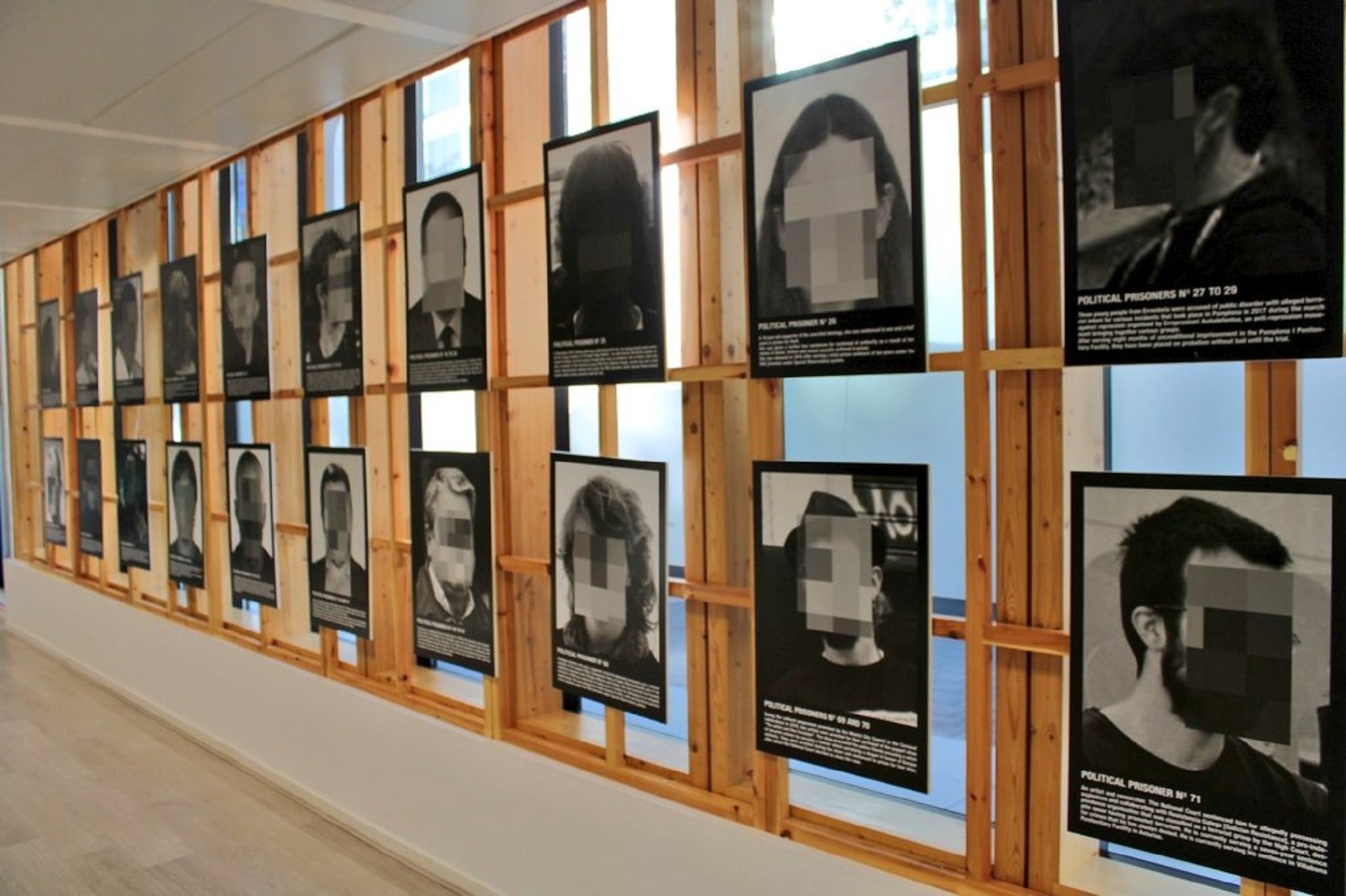 La delegació del Govern a la UE exposa la mostra prohibida dels presos polítics