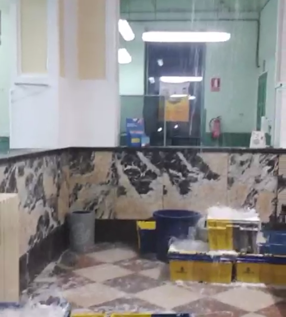 VÍDEO: Se inunda una oficina de Correos en Reus