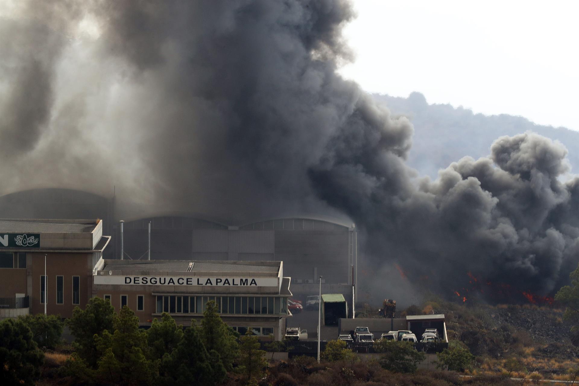 EuropaPress incendio planta cemento la palma 