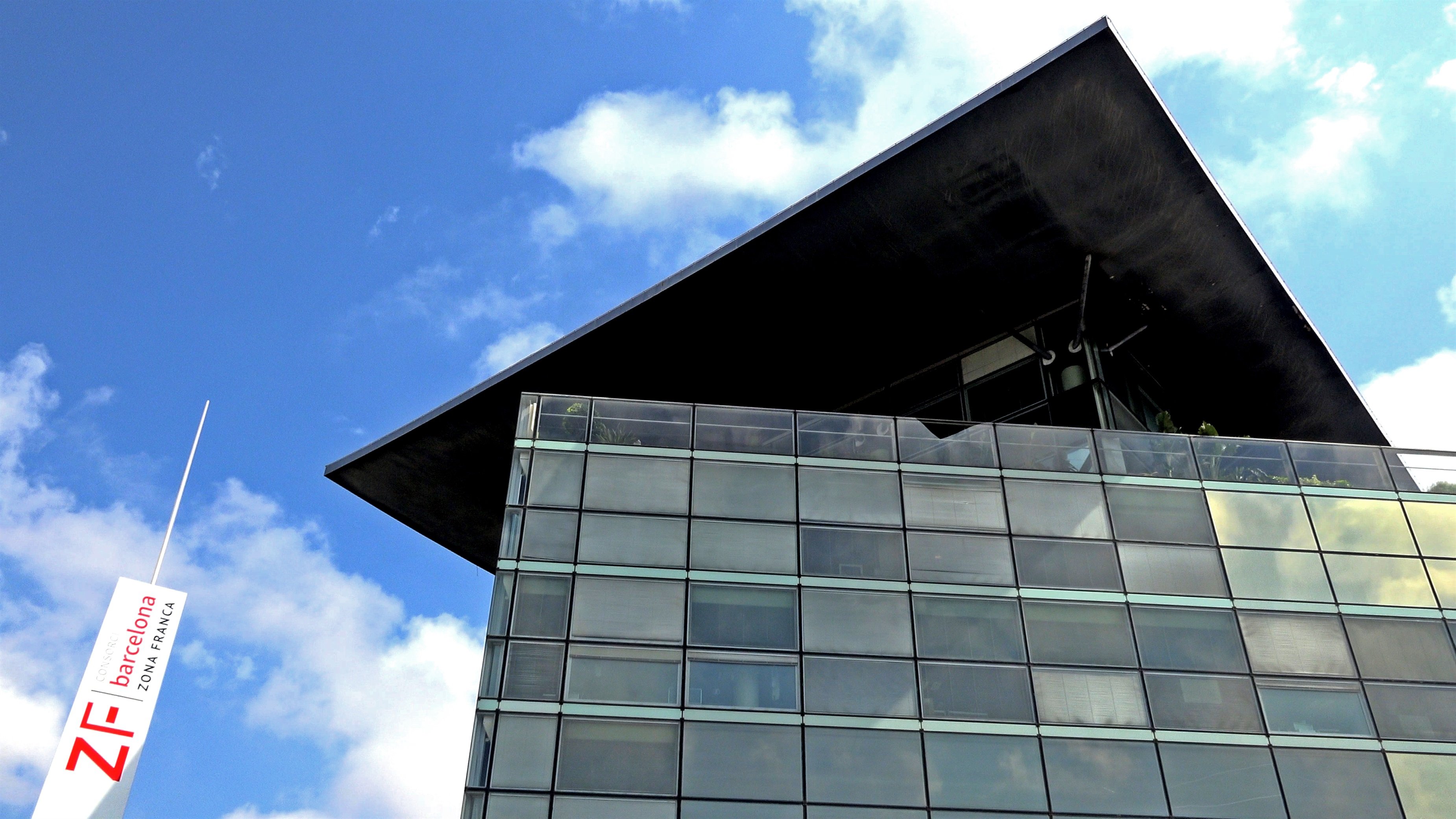 Sánchez da tres plazas al Govern y PIMEC en el Consorcio de la Zona Franca