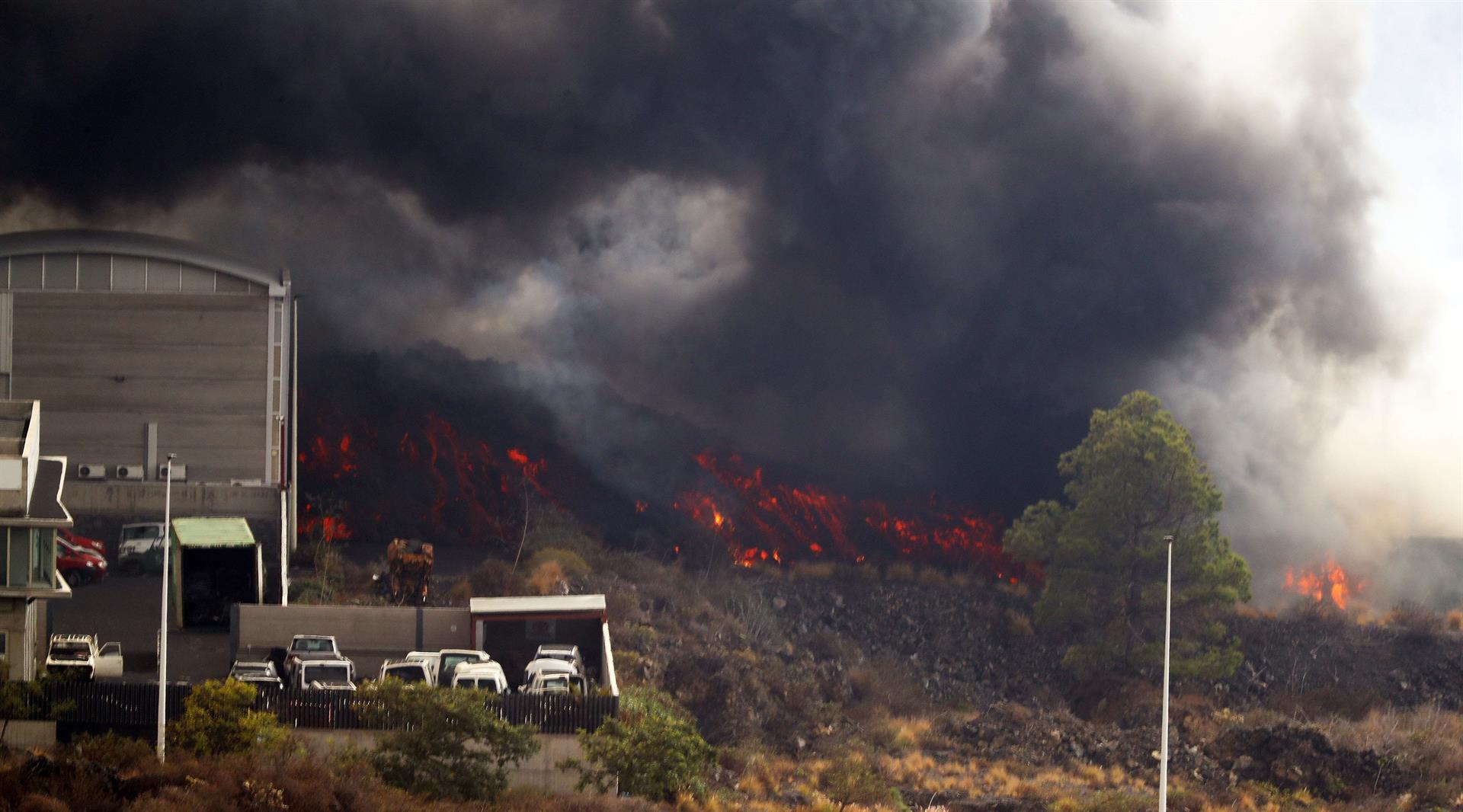 La lava incendia una hormigonera y los gases obligan a confinar a 3.000 personas