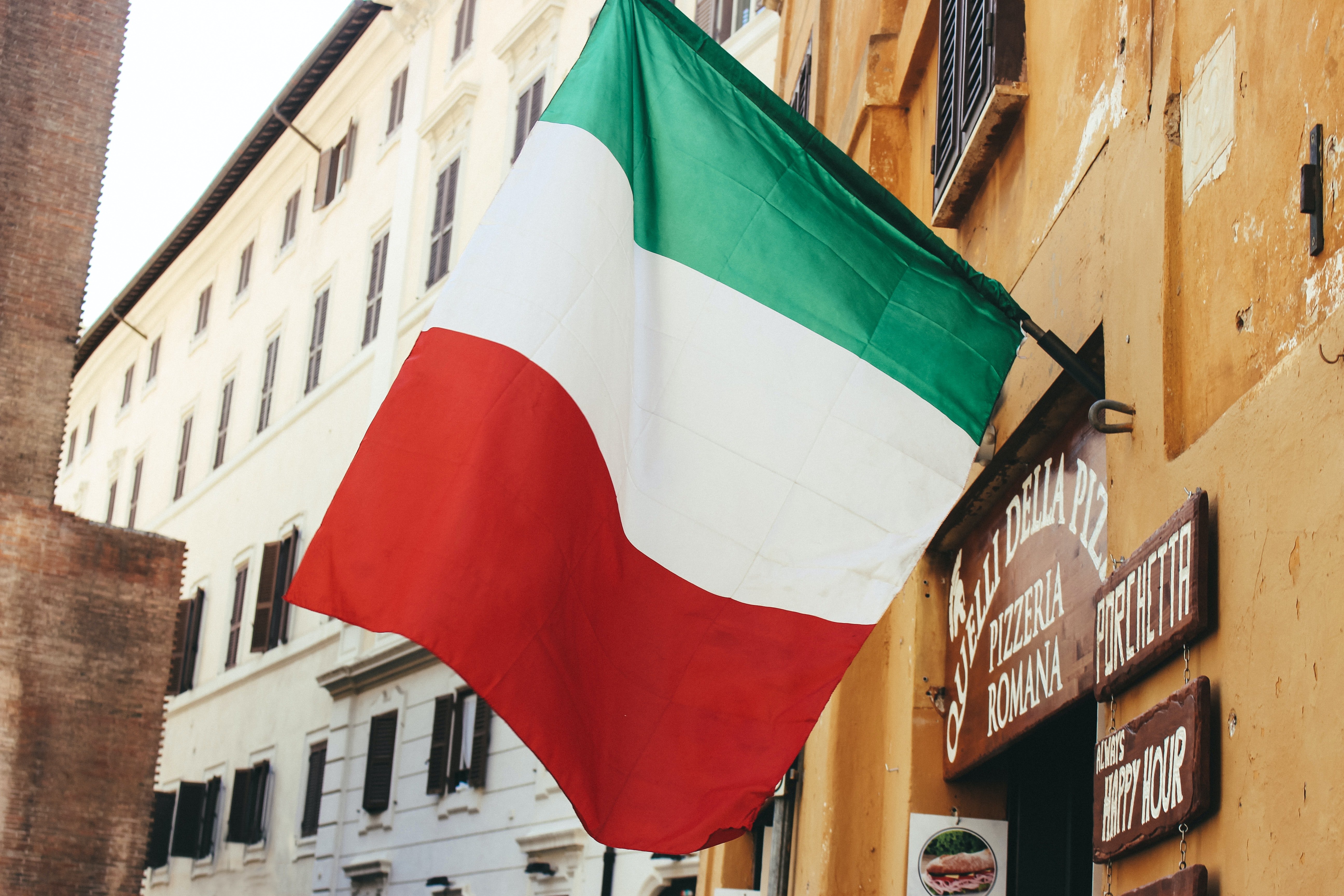 Els partits italians, en massa, demanen la prohibició de les formacions feixistes