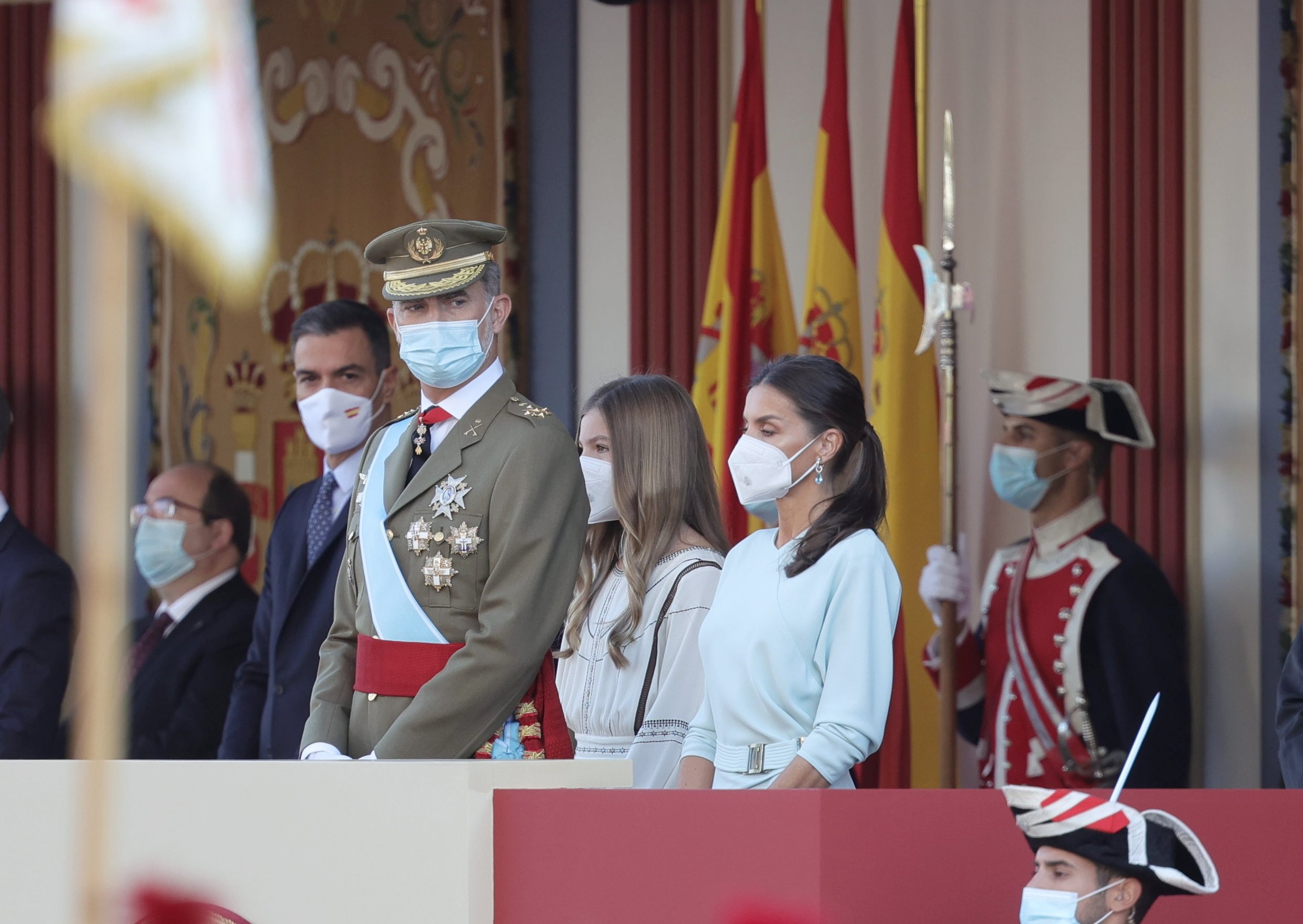 Un 12-O de tradicions: desfilada, visques al Rei i Ayuso i xiulada a Sánchez